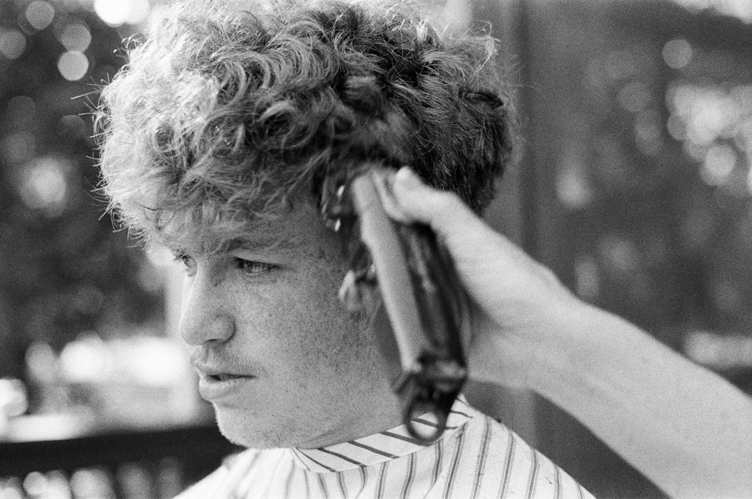 Simule Vários Tipos de Penteados e Cortes de Cabelo com IA